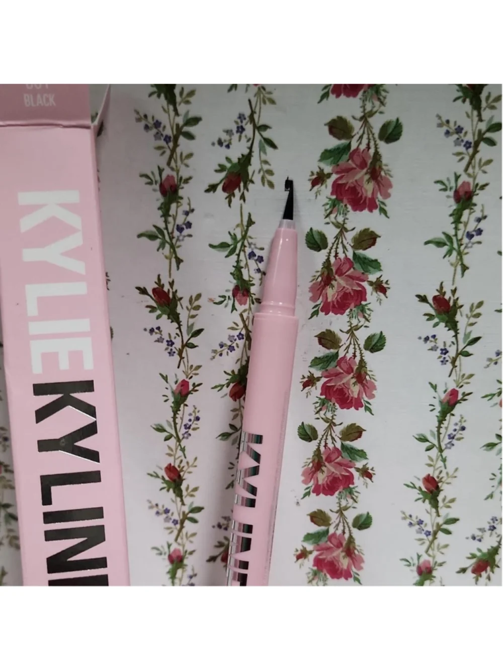 Kylie Jenner Liquid Eyeliner in Black #kylie #eyeliner
